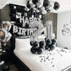 Guirnalda de globos plateados y negros con números metálicos grandes para un fondo de celebración de cumpleaños.