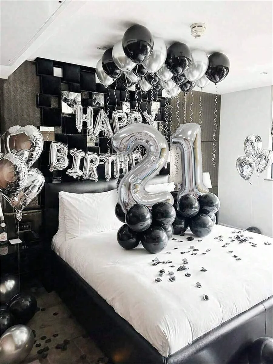 Guirnalda de globos plateados y negros con números metálicos grandes para un fondo de celebración de cumpleaños.
