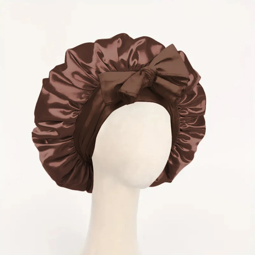 Dunkelbrauner Satin-Seiden-Haarbonnet gebunden in einer Schleife, präsentiert auf einem Mannequin-Kopf.