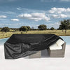 Housse anti-poussière imperméable noire pour mobilier de jardin, posée sur une surface blanche.