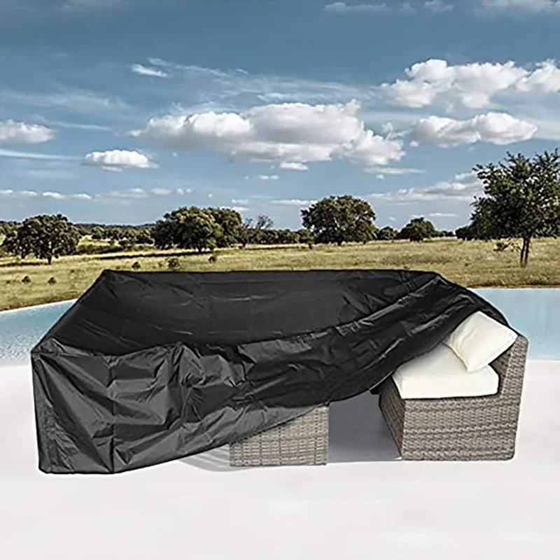 Housse anti-poussière imperméable noire pour mobilier de jardin, posée sur une surface blanche.