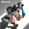 Colección de portafiltros de café de plata y cobre para máquinas de espresso, mostrados sobre una superficie blanca.