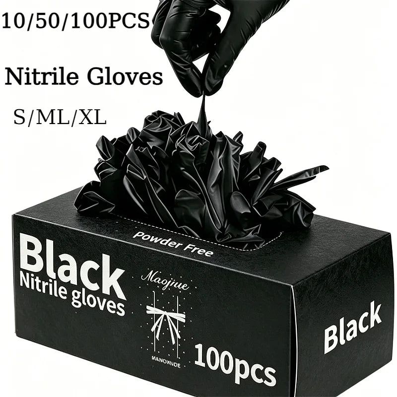 Una caja de guantes de nitrilo negros sin polvo, mostrando una mano poniéndose un guante.