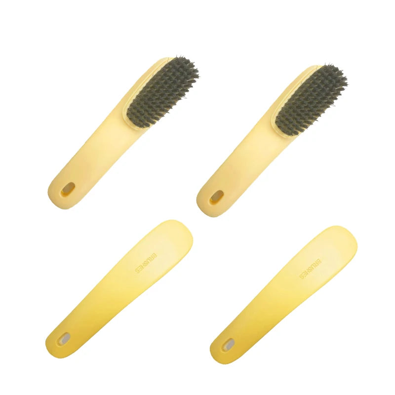 Un set de quatre brosses multifonctionnelles jaunes pour chaussures et vêtements