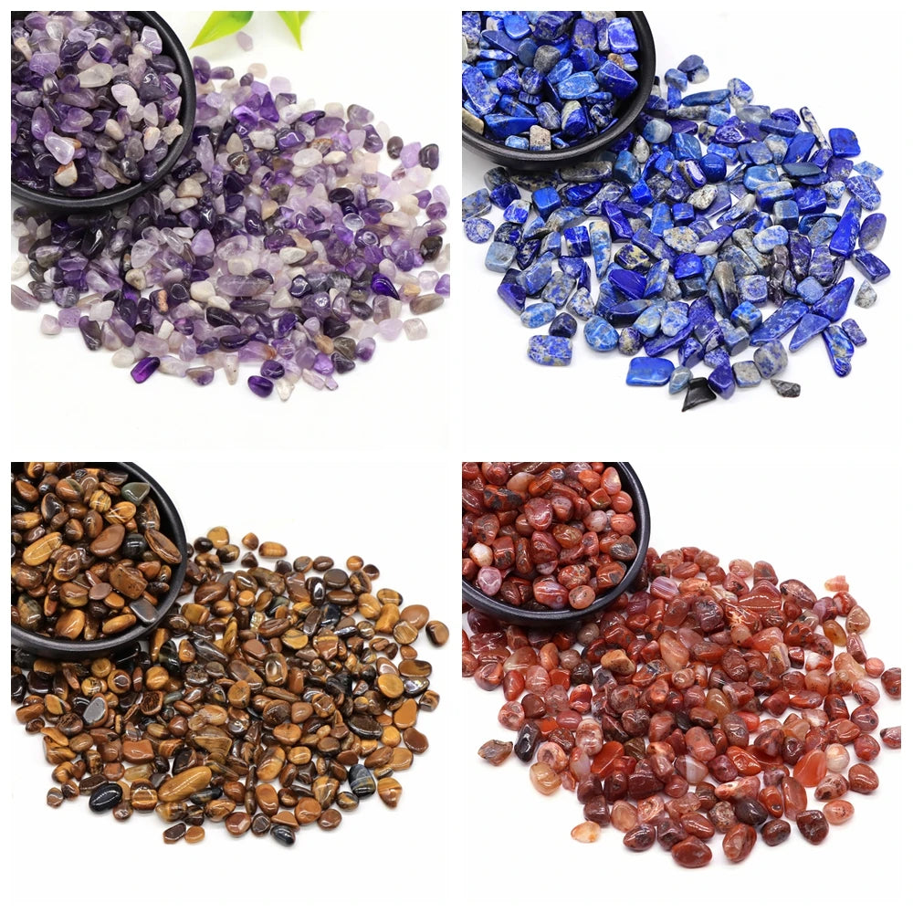 Colección de cristales morados y azules, junto con piedras marrones y marrón rojizo, para meditación y decoración.