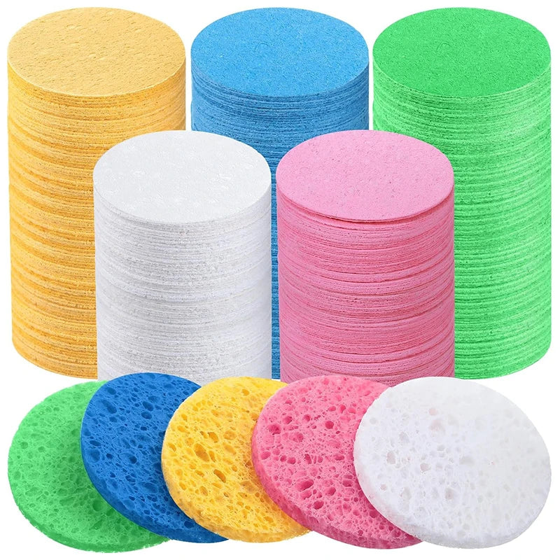 Colección de esponjas de limpieza naturales desechables de colores, incluyendo amarillo, azul, rosa, verde y blanco