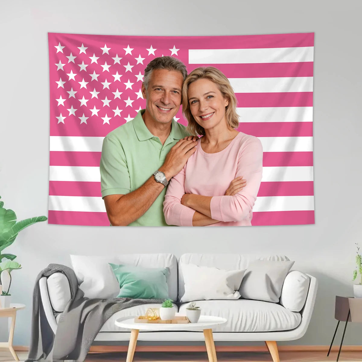 Eine Frau und ein Mann stehen vor einer Wanddekoration in Form einer rosa-weiß gestreiften amerikanischen Flagge.