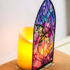 Porta-velas de arco gótico con diseño de vidrieras de dragón en tonos morado y rosa.