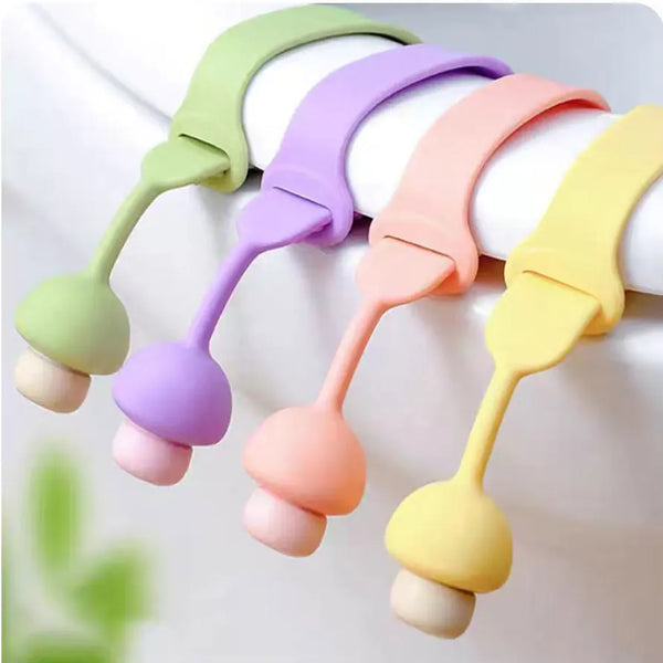 Un paquete de cuatro abridores de tapa de inodoro de silicona en colores pastel, incluyendo verde, morado, rosa y amarillo.