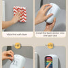 Étapes détaillées d'installation pour fixer un support de brosse à WC mural à un mur.
