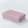Gefaltetes rosa luxuriöses Baumwoll-Waffeltuch-Badetuch-Set.