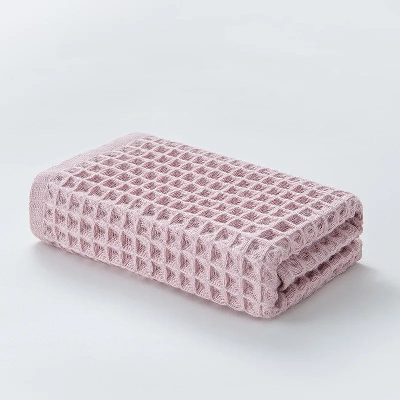 Gefaltetes rosa luxuriöses Baumwoll-Waffeltuch-Badetuch-Set.