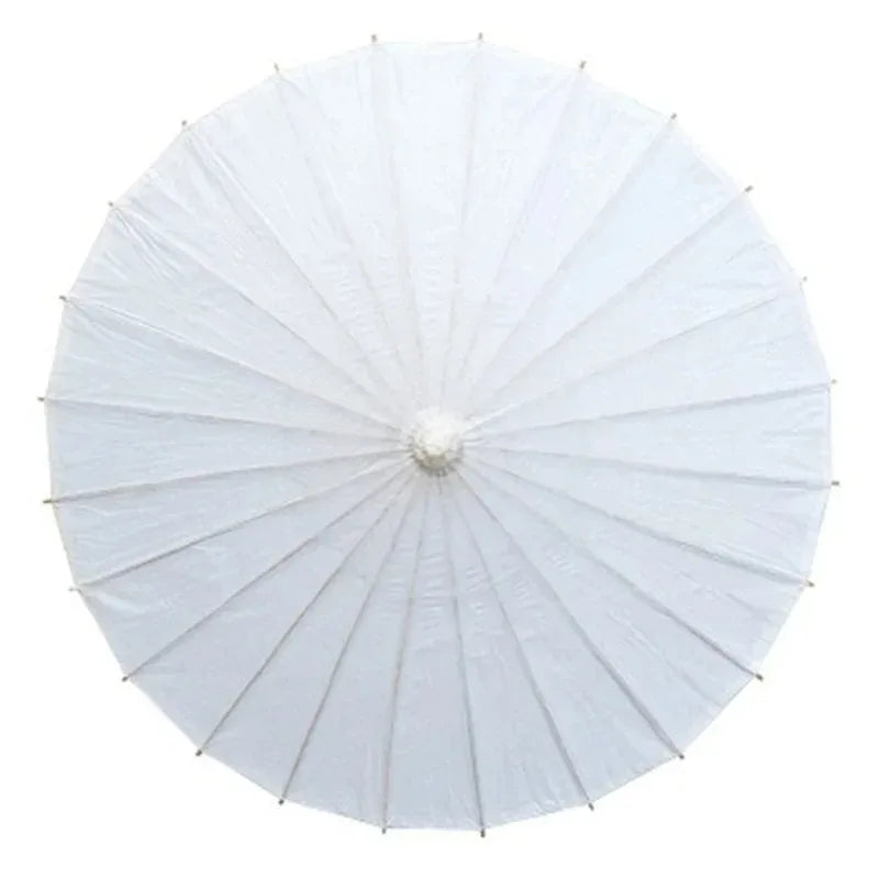 Parasol de papel blanco con costillas radiantes, usado para fiestas y decoración.