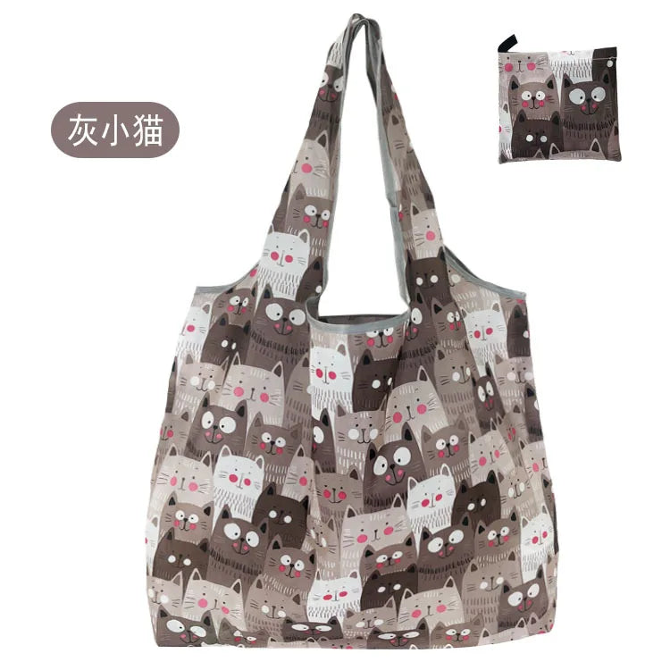 Wiederverwendbare Tasche mit einem Muster von süßen Katzen in verschiedenen Grau- und Brauntönen.