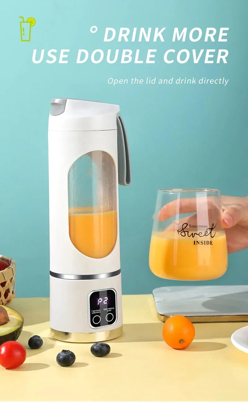 Una licuadora batidora eléctrica portátil blanca para zumos de fruta, junto a fruta fresca y un vaso de jugo de naranja.
