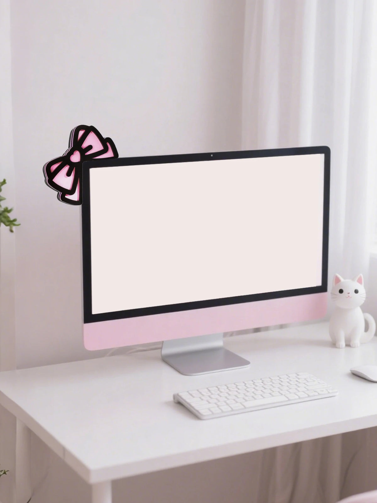 Un moniteur d'ordinateur blanc avec une bordure rose repose sur un bureau blanc à côté d'une petite figurine de chat blanc.