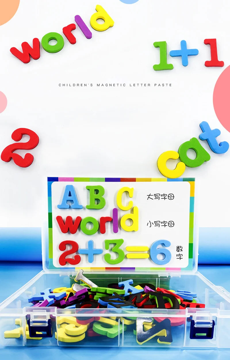 Set magnetische Buchstaben- und Zahlen-Stifte zum Lernspiel für Kinder, einschließlich des Wortes 'welt' und mathematischer G