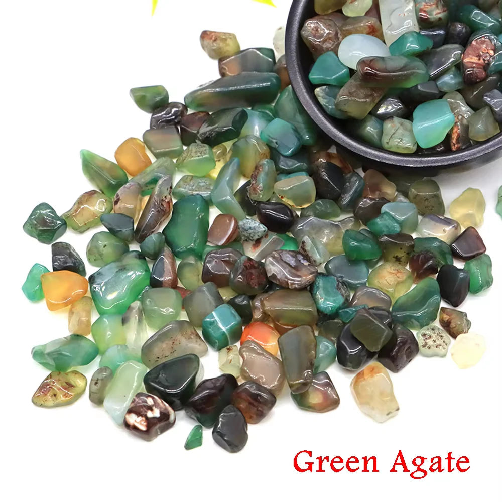 Una colección de cristales de ágata verde en varios tonos y tamaños, exhibidos en un cuenco oscuro.