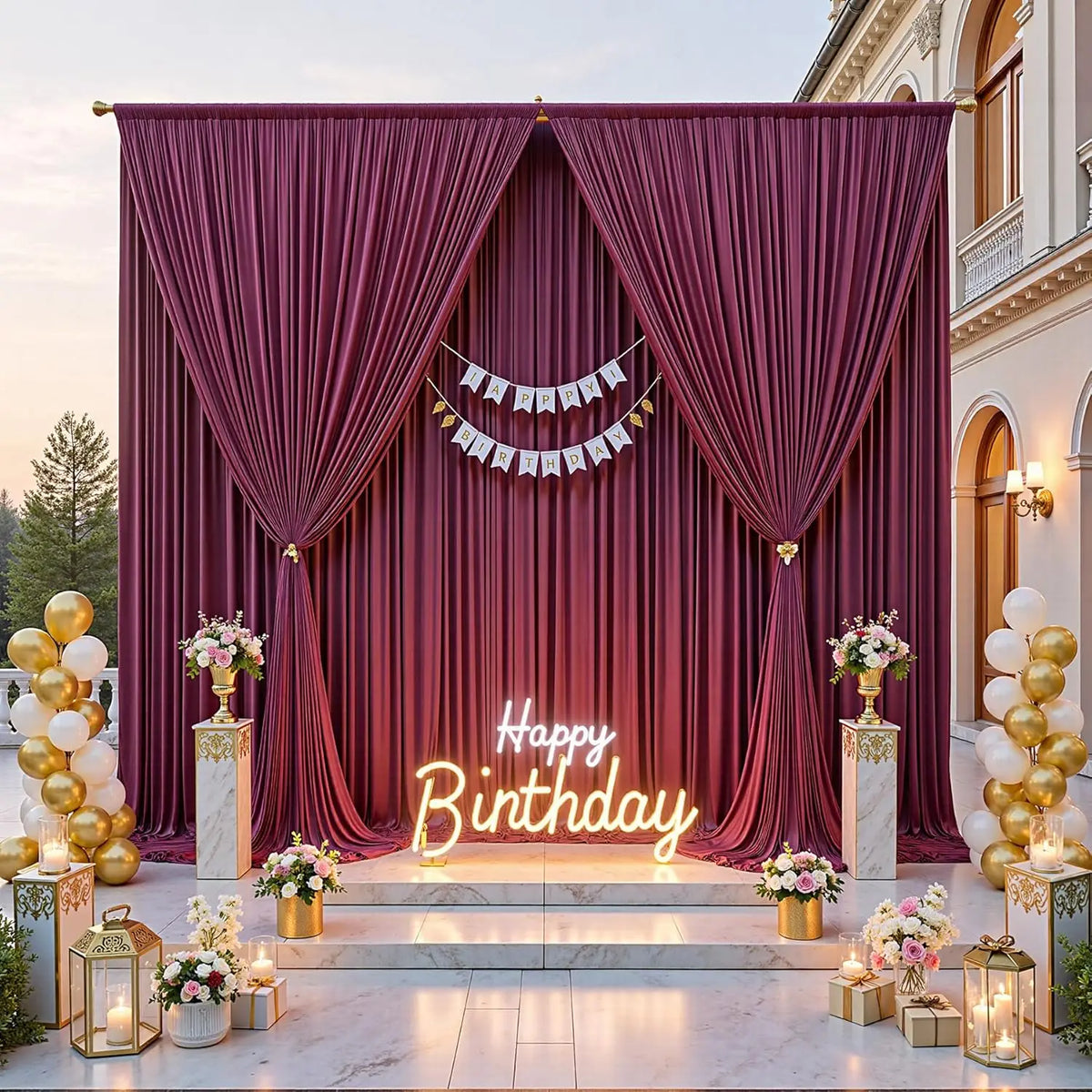 Fondo de tela magenta lujoso con cortinas drapeadas y una pancarta dorada de cumpleaños.