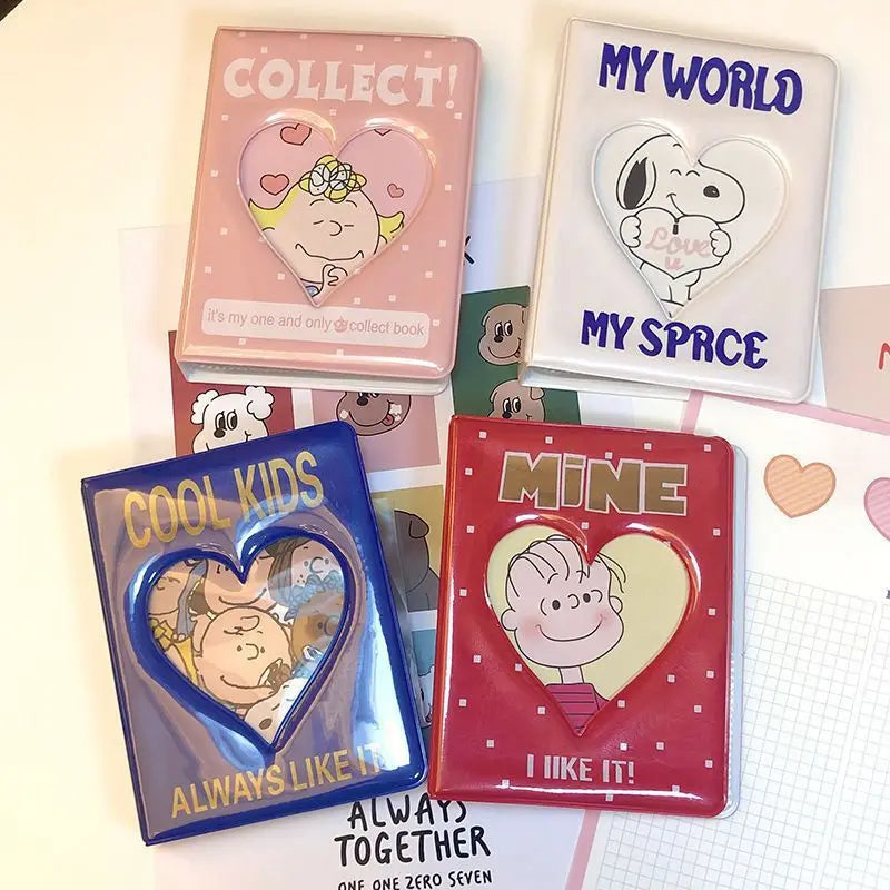 Colección de tres álbumes de fotos rosas y rojos con tapas en forma de corazón y textos como 'Collect My World' y 'Min'