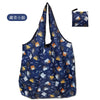 Dunkelblaue wiederverwendbare Tasche mit wiederkehrendem Muster aus Katzen und geometrischen Formen.