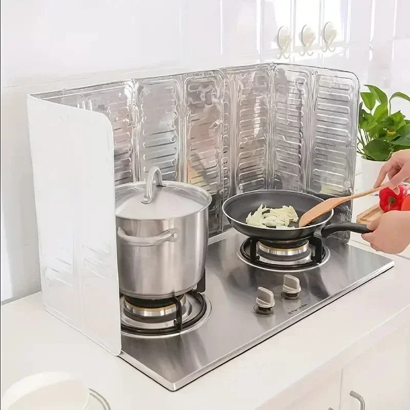 Klappbare Aluminium-Küchenschutzhaube auf einem Herd mit einem kochenden Topf.