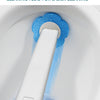 Una cabeza de cepillo de limpieza blanca con líquido azul se está usando dentro de un inodoro blanco.