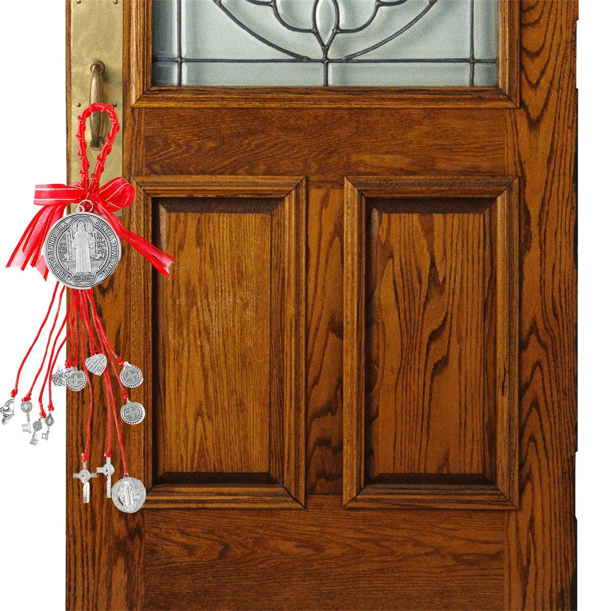 Holztür mit antiker Silber-St. Benedikt-Medaille auf roter Schleife.