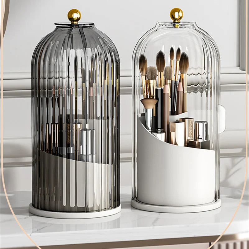 Klares Glas-Kosmetikorganizer mit rotierbarem Deckel, der verschiedene Make-up-Pinsel und Werkzeuge aufbewahrt.