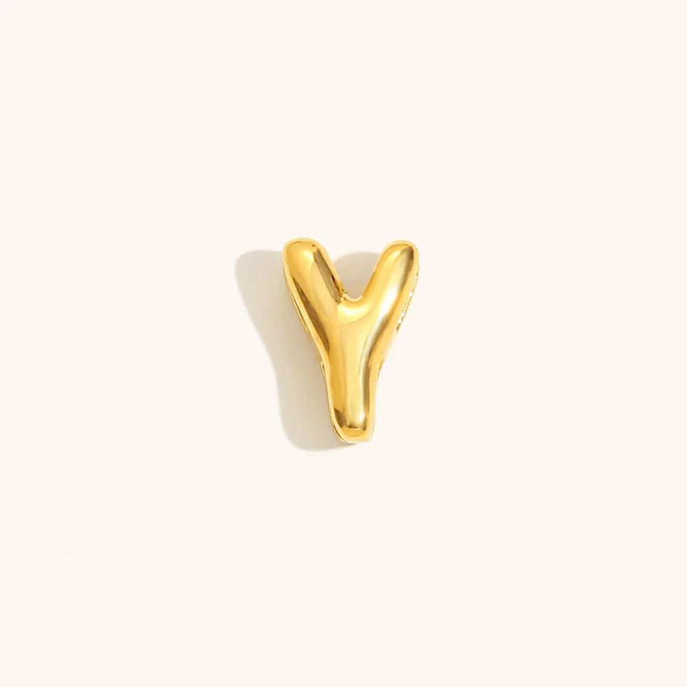 Nahaufnahme einer goldvergoldeten 3D-Blasenbuchstaben-V-Kette vor hellem Hintergrund.