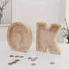 Lettres alphabet en bois O et K coupées utilisées comme tirelire pour économiser