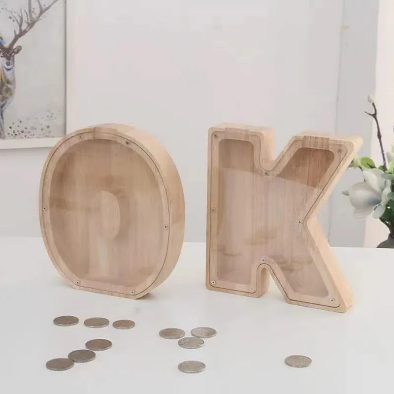 Lettres alphabet en bois O et K coupées utilisées comme tirelire pour économiser