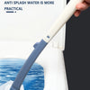 Eine Hand hält einen verlängerten, verstärkten Griff eines blauen Toilettenschrubber, der in Wasser taucht.