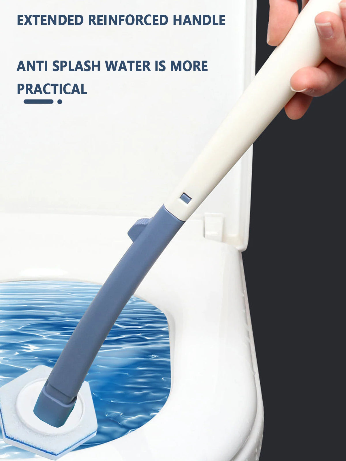 Eine Hand hält einen verlängerten, verstärkten Griff eines blauen Toilettenschrubber, der in Wasser taucht.