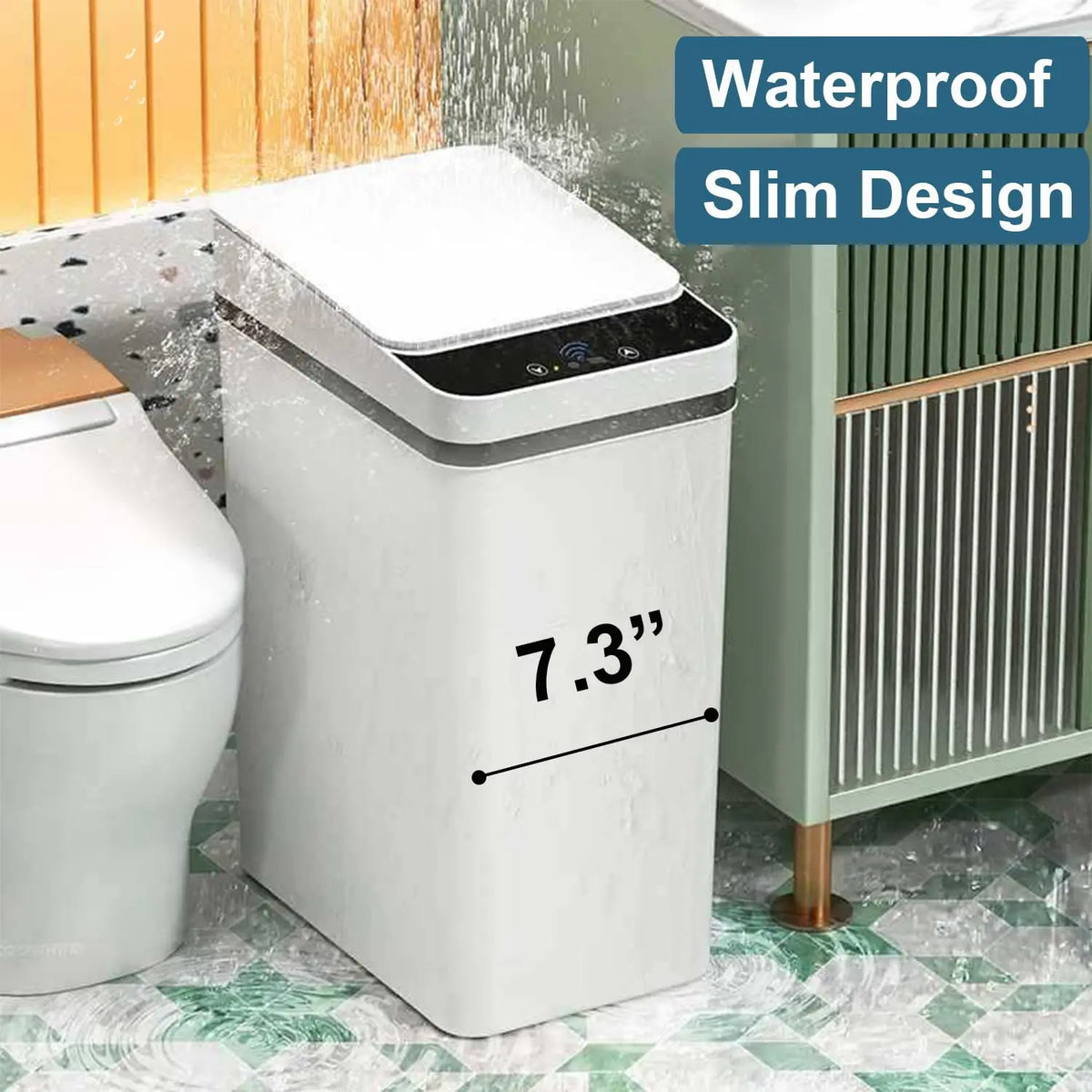 Eine weiße, wasserdichte, schlanke Mülleimer-Design wird neben einer Toilette und einem Schrank gezeigt.