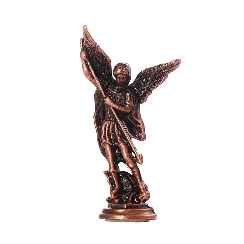 Bronzefigur des Erzengels Michael mit Flügeln, der einen Speer hält
