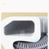 Gros plan d'une tête de brosse plate en silicone blanche nettoyant l'intérieur d'une cuvette de toilette.
