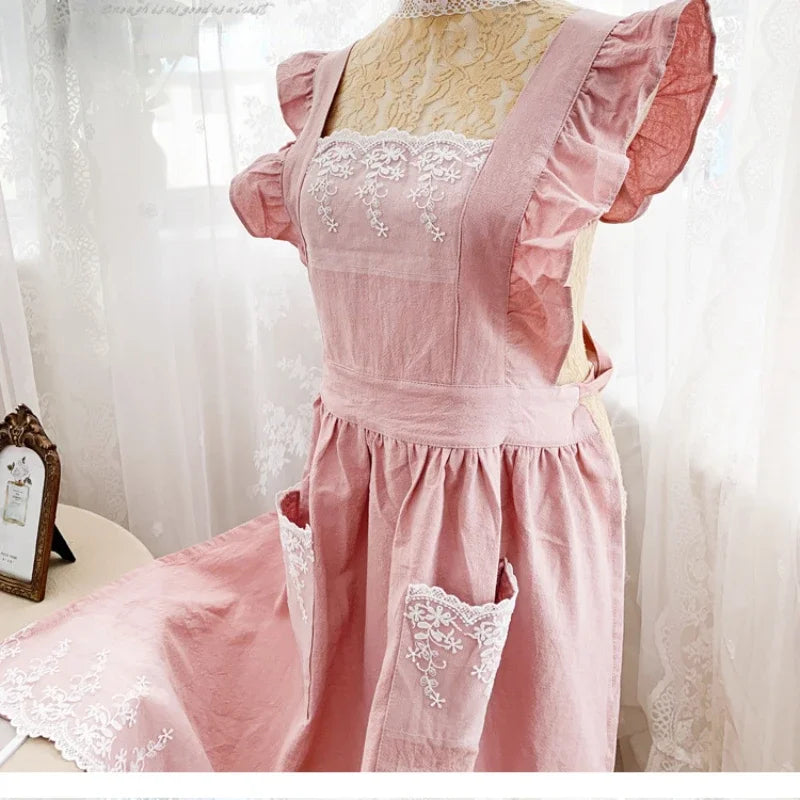 Rosa Leinen-Baumwoll-Pono mit Spitzenbesatz auf einem Mannequin.