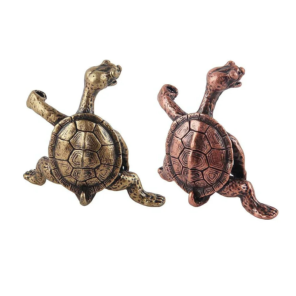 Une paire de petites figurines de tortue en bronze antique, utilisées comme brûle-encens ou décoration intérieure.