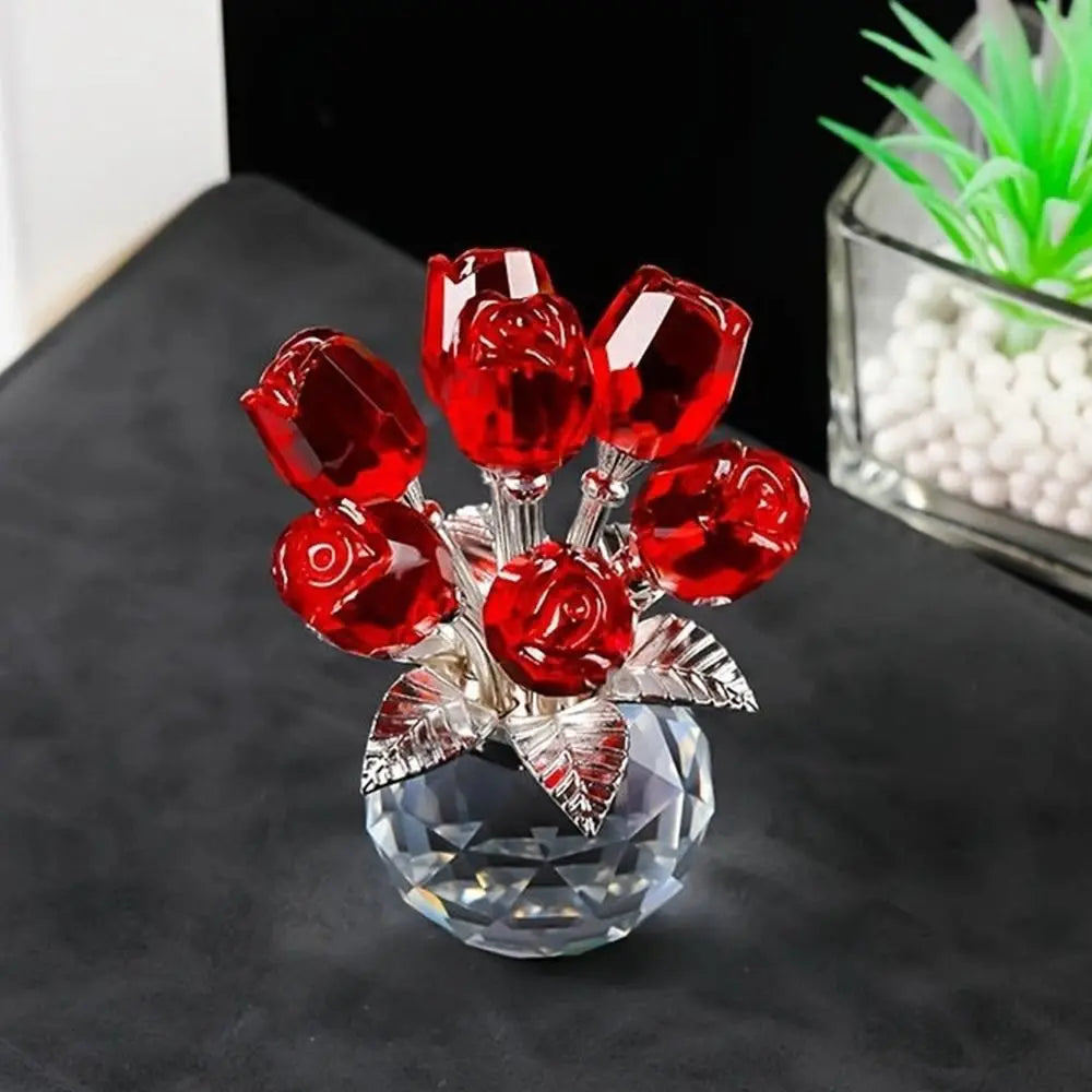 Skulptur aus roten Kristallrosen auf einer klaren Glasbasis