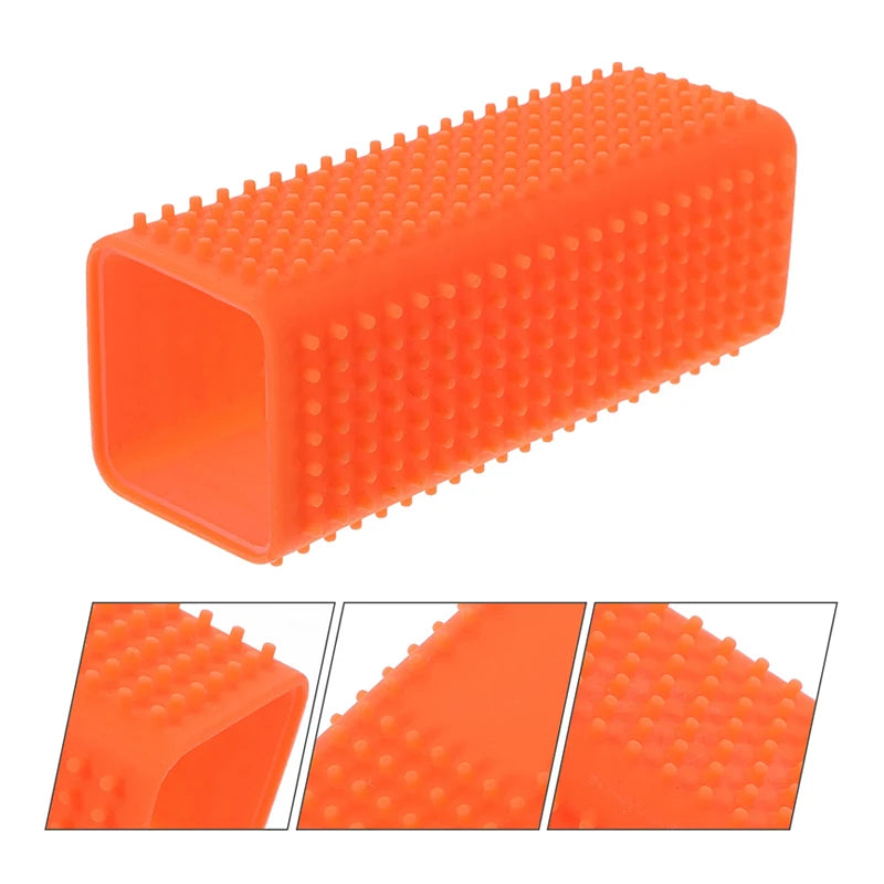 Orangefarbiger Silikon-Tierhaarentfernungsbürste mit strukturierter Oberfläche, von der Seite und in Winkelansichten