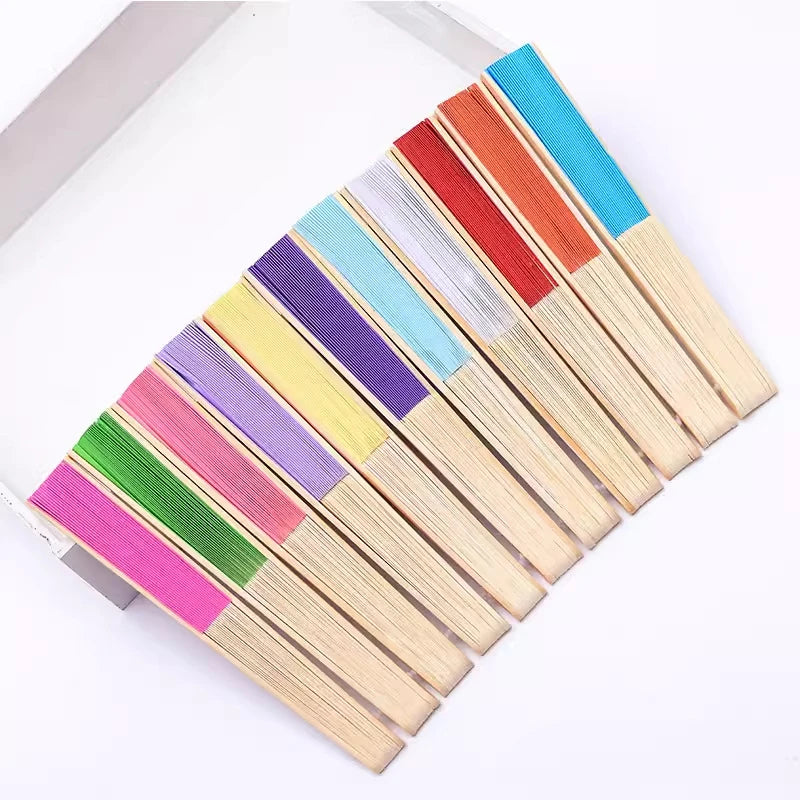 Un éventail fait de nombreux éventails en bambou et papier pliants de différentes couleurs, disposés en diagonale.
