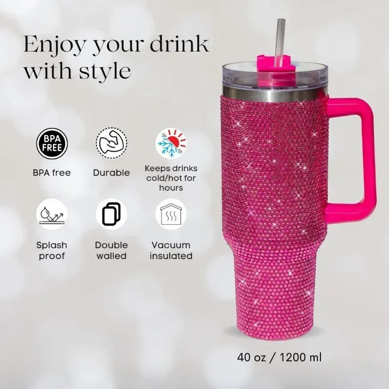 Un vaso aislado de strass rosa con una pajita mostrado contra un fondo blanco.