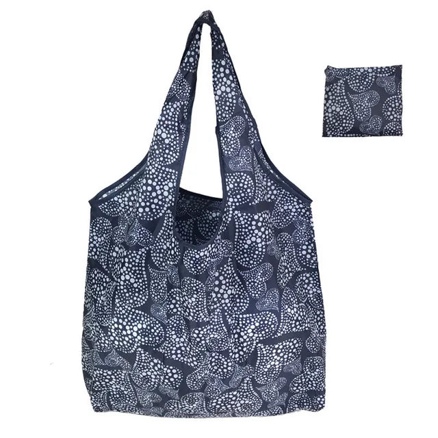 Wiederverwendbare Tasche mit blau-weißem Muster in verschiedenen Ansichten.