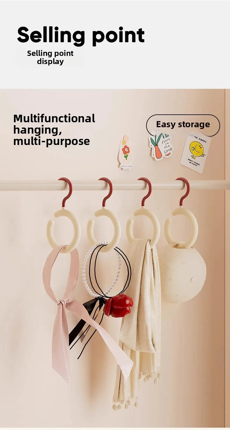 Présentation d'articles suspendus multifonctionnels, comme un manteau, un chapeau et divers accessoires sur un porte en bois.