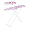 Tablero de planchar rosa floral con marco metálico plegable blanco.
