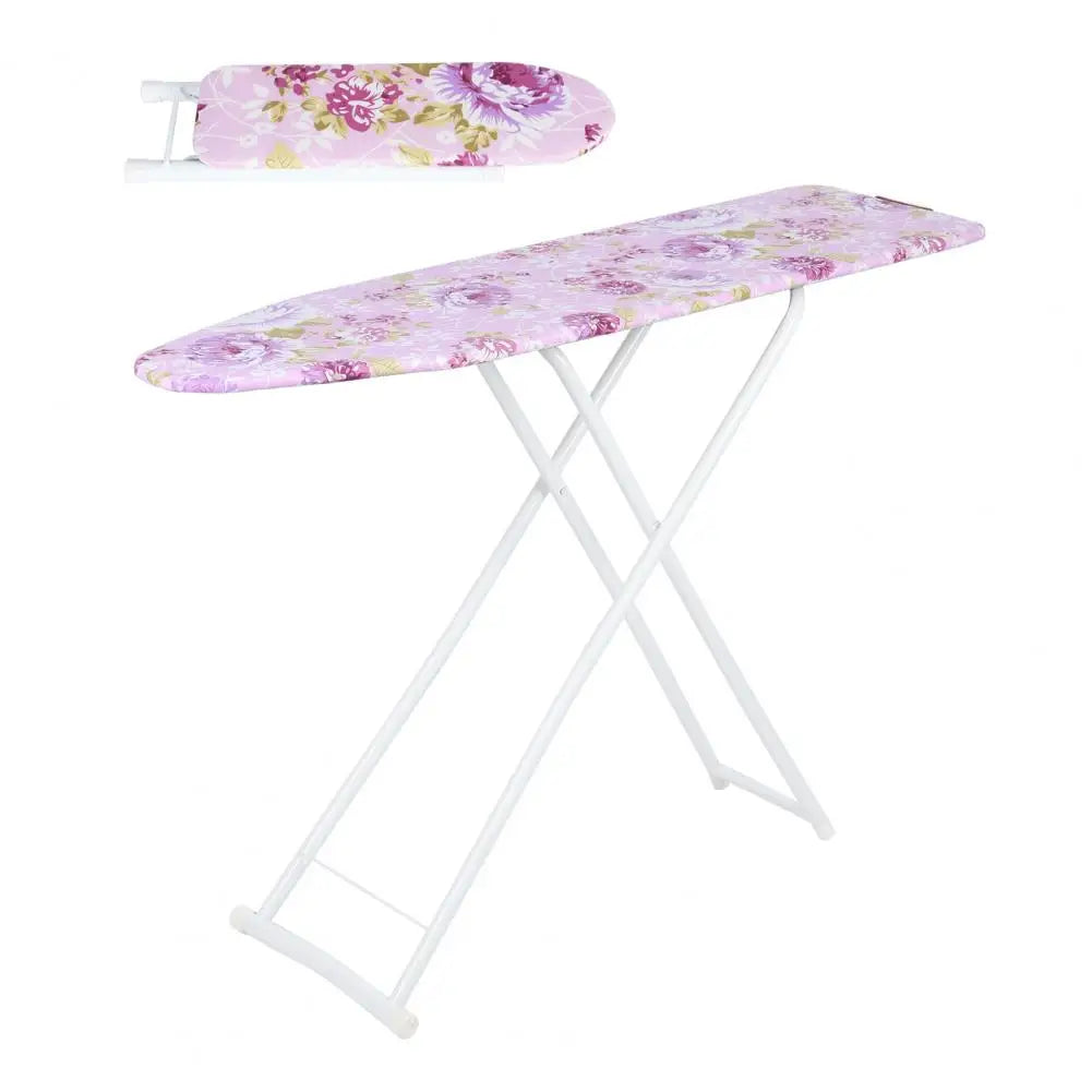 Tablero de planchar rosa floral con marco metálico plegable blanco.