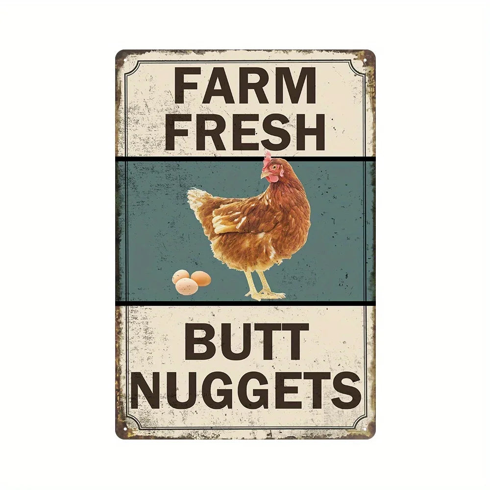 Vintage-Metalldosen-Schild mit einer braunen Henne und dem Text FARM FRESH BUTT NUGGETS