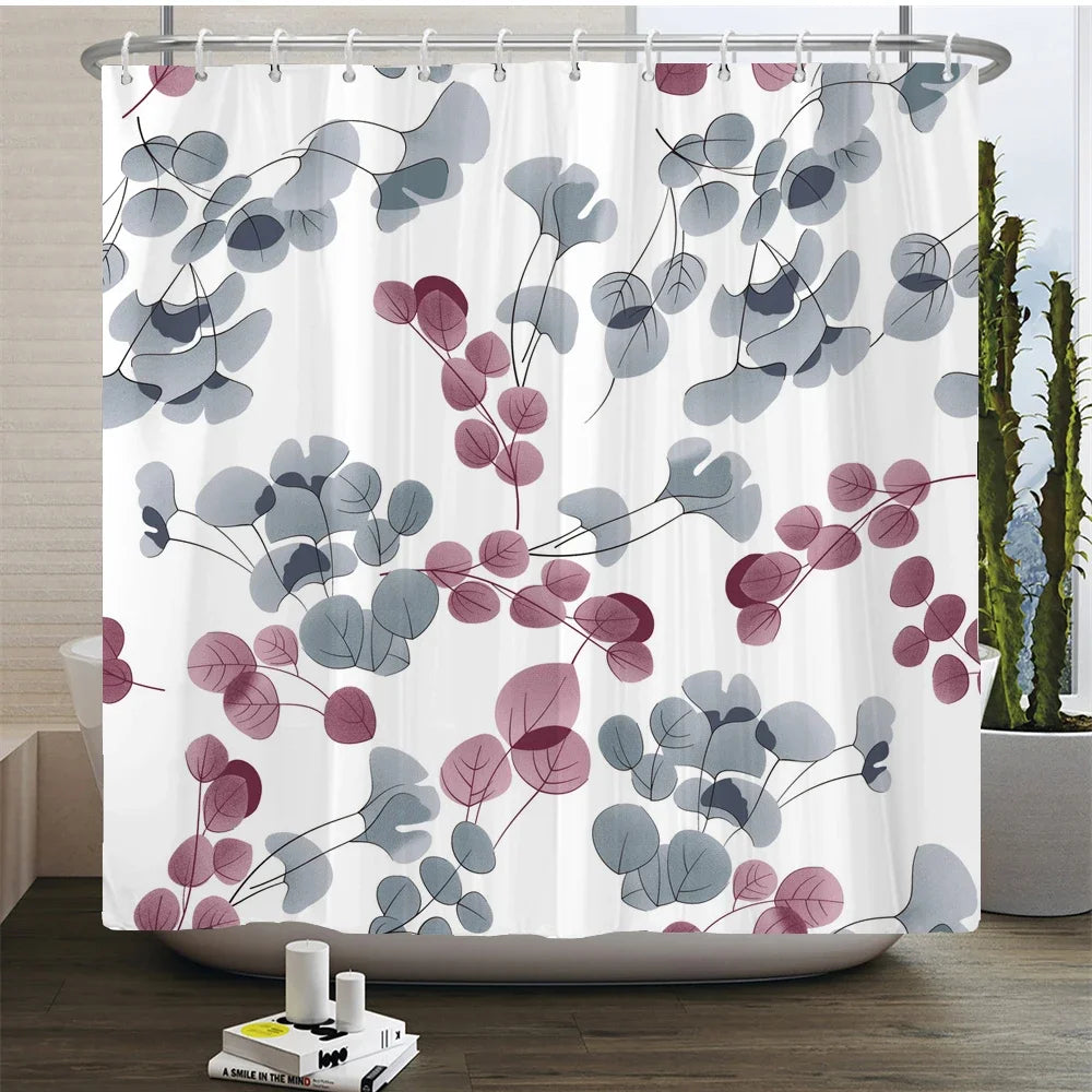 Rideau de douche floral élégant avec des feuilles d'eucalyptus aquarelles gris et rose sur fond blanc.