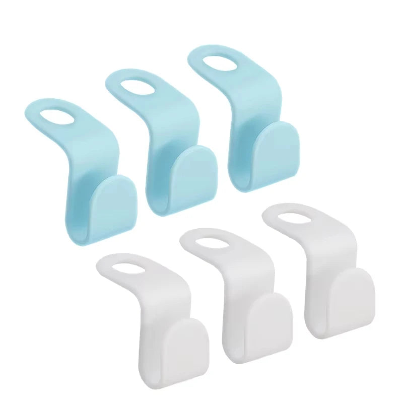 Ein Set von sechs Mini-Kleiderbügeln in Hellblau und Weiß zur Kleiderschrankorganisation